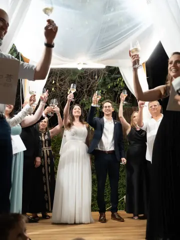 זוג מאושר בחתונה עם מגנטים של סלקט מגנטים