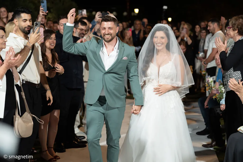 מגנט מחתונה – זוג בריקוד ספונטני בחגיגה