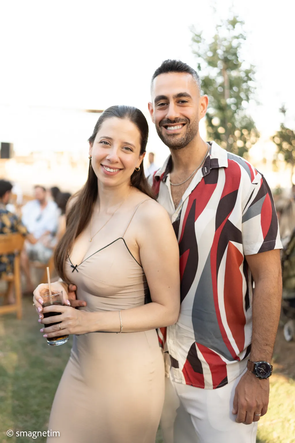 מגנטים לחינה – קבוצת חברים מצטלמת יחד