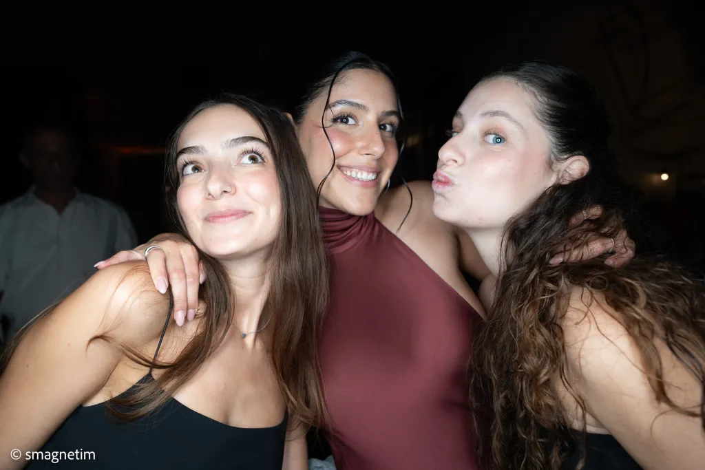 מגנטים לאירוע חברה – אווירת חגיגה עם האורחים באולם