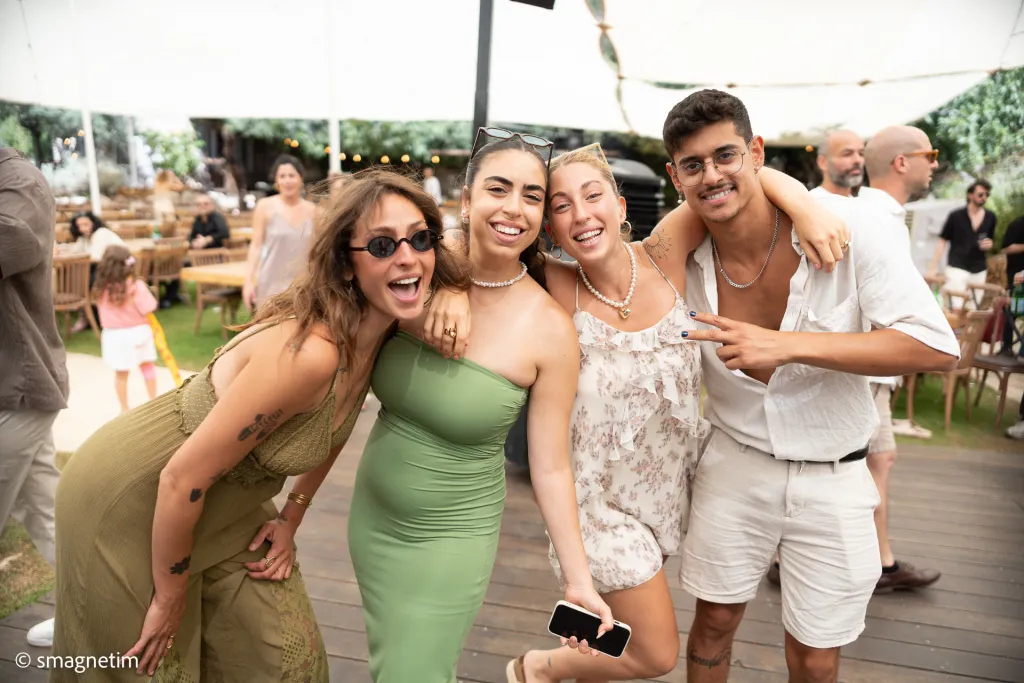 צילום מגנטים – אורחים רוקדים בחתונה